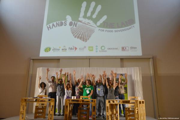 Mitglieder der „Hands on the Land“ Kampagne beim Kampagnen Kick-off auf der People’s Expo in Mailand 5. Juni 2015 