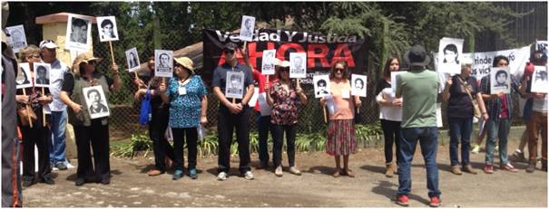 Proteste der Angehörigen am Samstag am Eingangstor der Colonia Dignidad