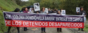 Angehörige von Verschwundenen demonstrieren auf dem Zufahrtsweg zur Colonia Dignidad, die sich heute „Villa Baviera“ nennt und einen Tourismuspark betreibt.