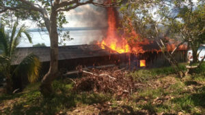 Haus von Maria Leusa Kaba von Mob in Brand gesetzt.